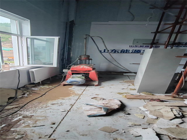 岭口镇地基基础下沉墙体裂缝加固注浆顶升施工